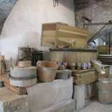 Entriamo proprio in quest'ultimo, reduce da un recente restauro che ne ha lasciato intatto l'aspetto originale. Gli attrezzi sono quelli autentici di qualche secolo fa...